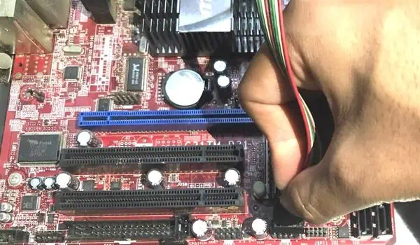 So legen Sie eine SD-Karte in den PC ein (Schritt-für-Schritt-Anleitung ...