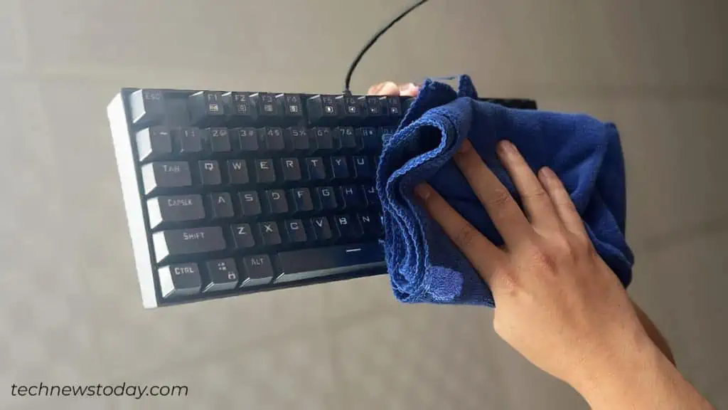 Verschüttetes Wasser auf der Tastatur So beheben Sie das Problem