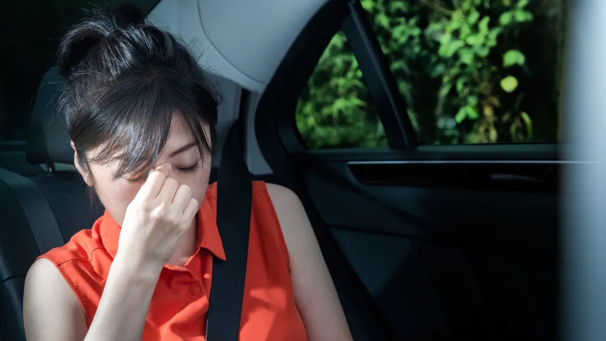 Por qué te mareas en el coche y cómo podría ayudarte una función del iPhone