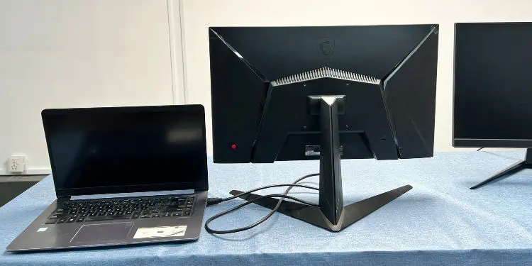 Cómo conectar dos monitores a una computadora portátil (en 5 pasos)