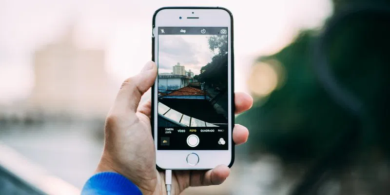 Cómo funciona un acelerómetro en un teléfono inteligente para seguir su movimiento
