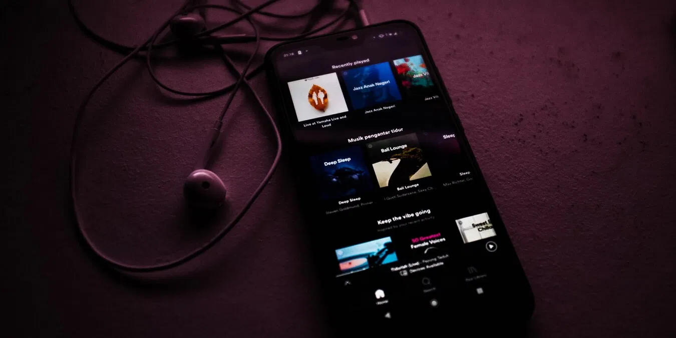 Cómo mostrar controles de música en configuraciones rápidas en Android